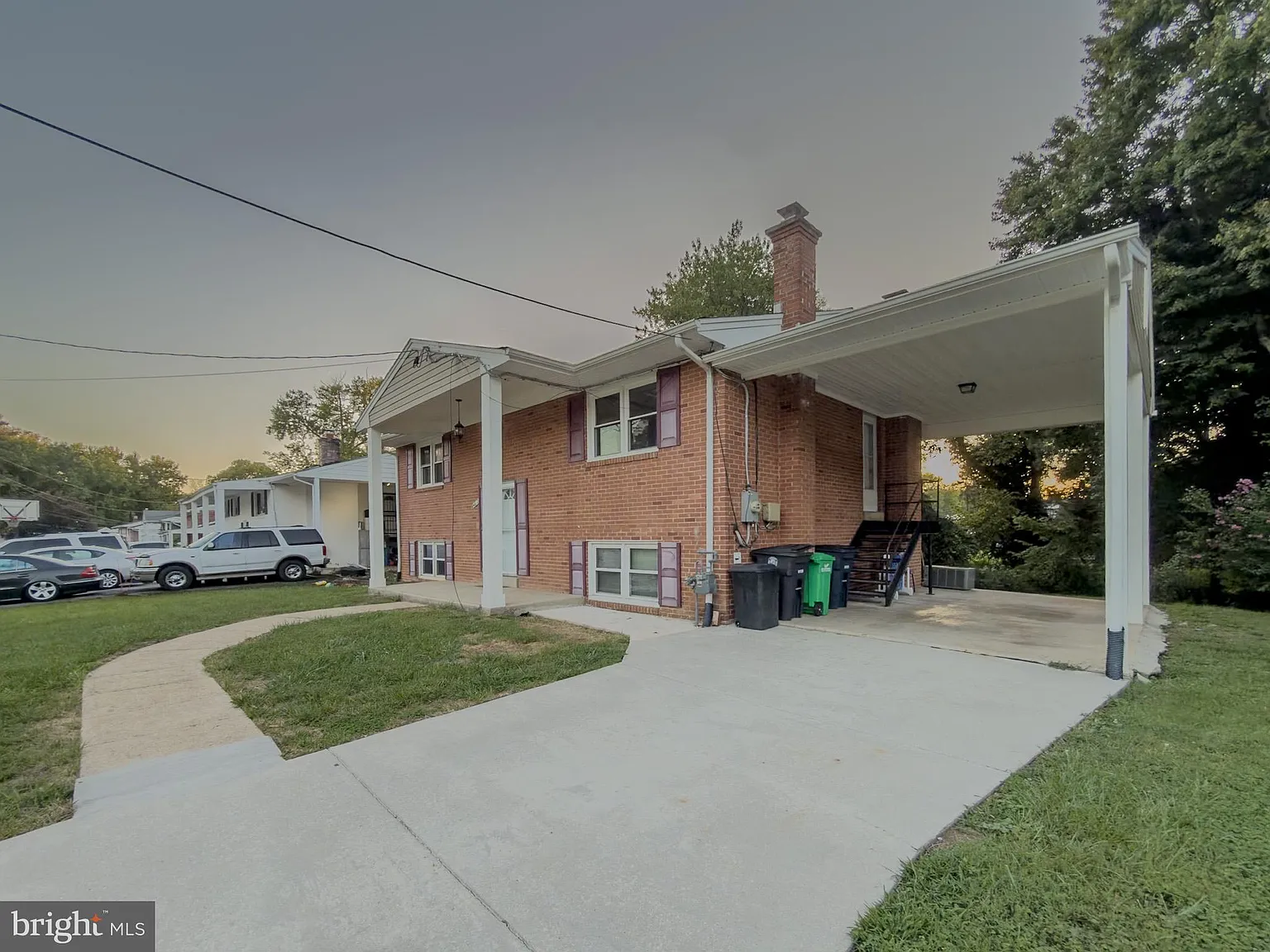 5 bed, 2.0 bath, 2837 sqft, $2,800 — Photo 3