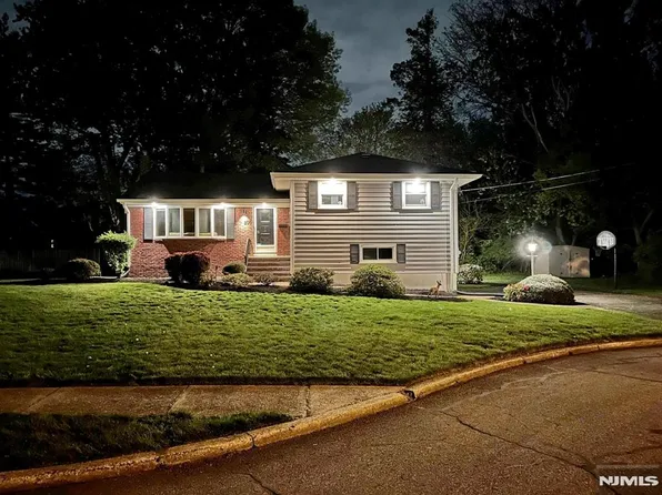 800 Glenside Ct W, Oradell, NJ 07649