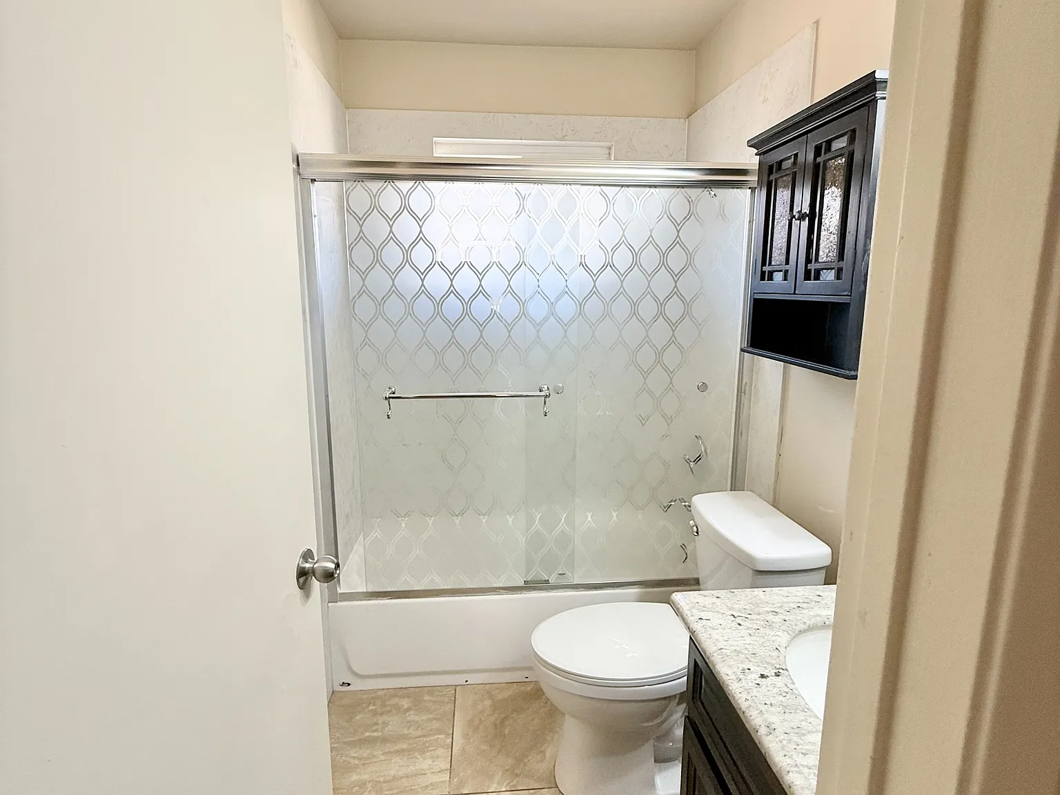 Chrysler Drive, 2120 (J) - 2 — Photo 2