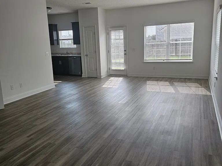 100 Cohen Dr — Photo 2