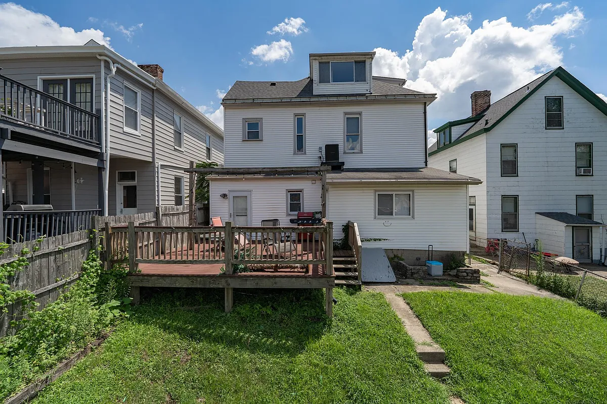 Building Photo - 131 Ross Ave #2