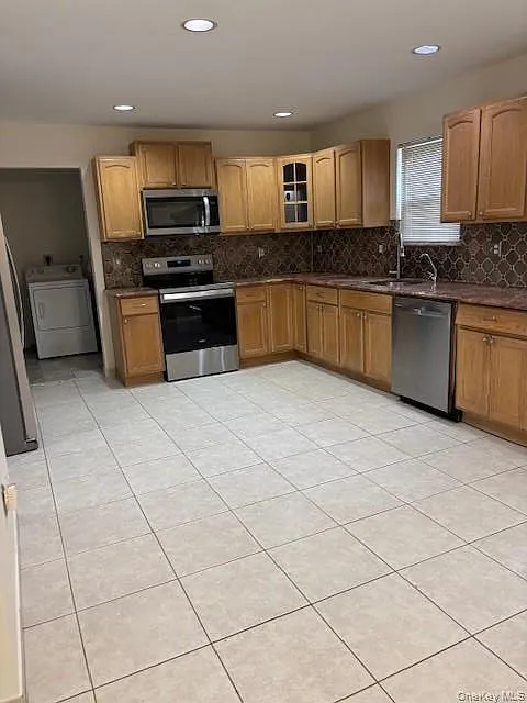 4 bed, 2.5 bath, 2500 sqft, $5,350 — Photo 4