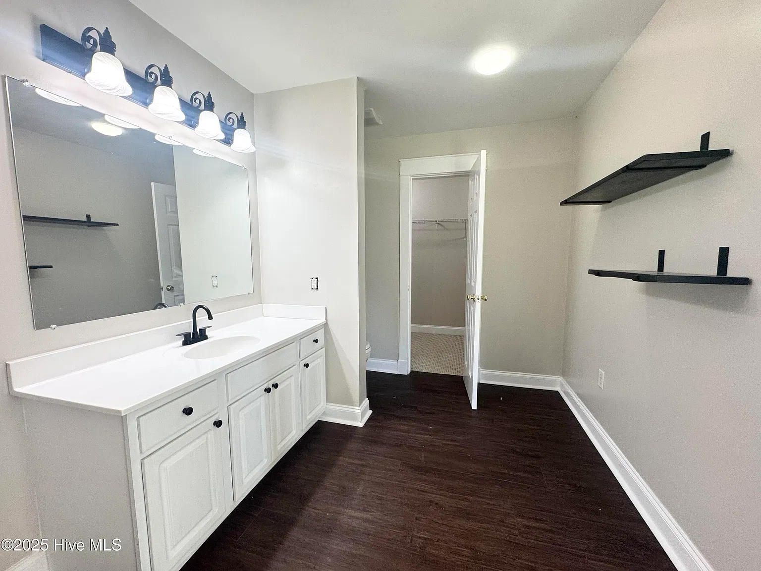 3 bed, 2.0 bath, $2,517 — Photo 4