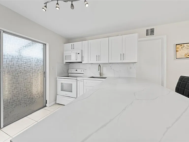 9011 NE 4th Avenue Rd #9011 — Photo 5