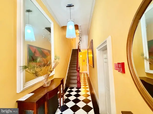 2114 Pine St APT 3F, Philadelphia, PA 19103