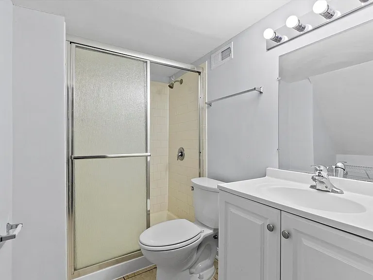 2510 Roslyn Ave — Photo 44