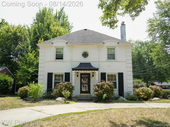657 Hawthorne Rd, Grosse Pointe Woods, MI 48236