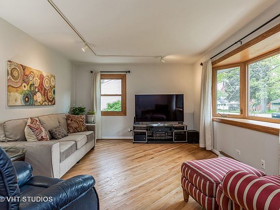 3rd image of 16081 W Des Plaines Dr