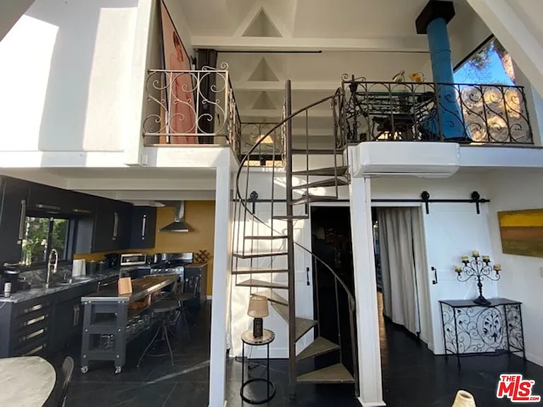 2144 Sunset Plaza Dr — Photo 13