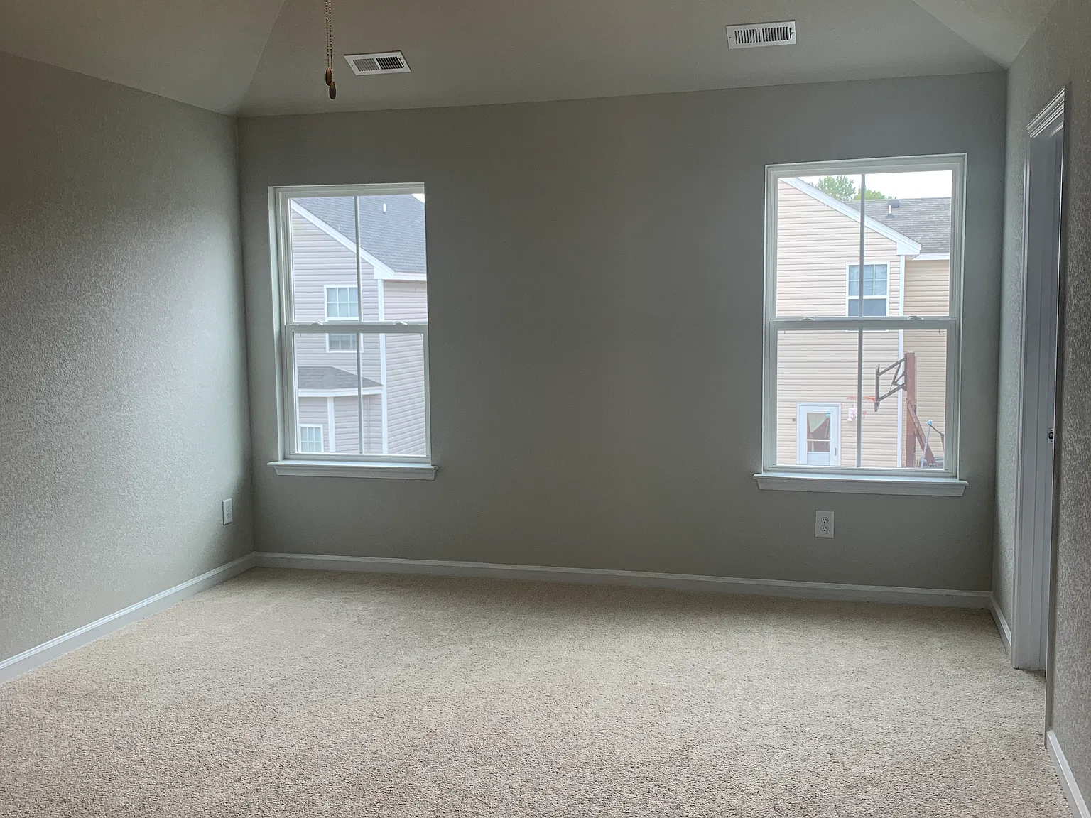 5 bed, 2200 sqft, $2,990 — Photo 3