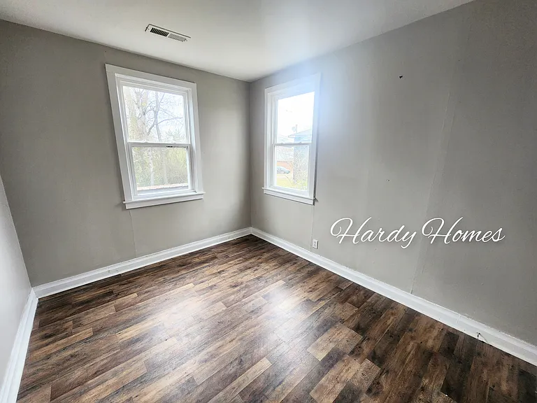 303 E 6th St #B — Photo 4