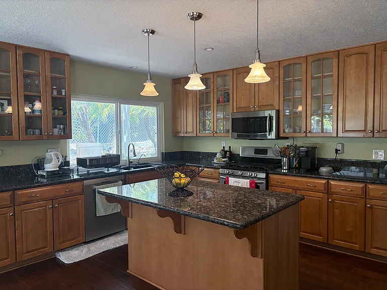 1324 Manzanita Dr — Photo 2