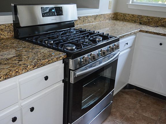 4th image of 401 Ivy Green Ln