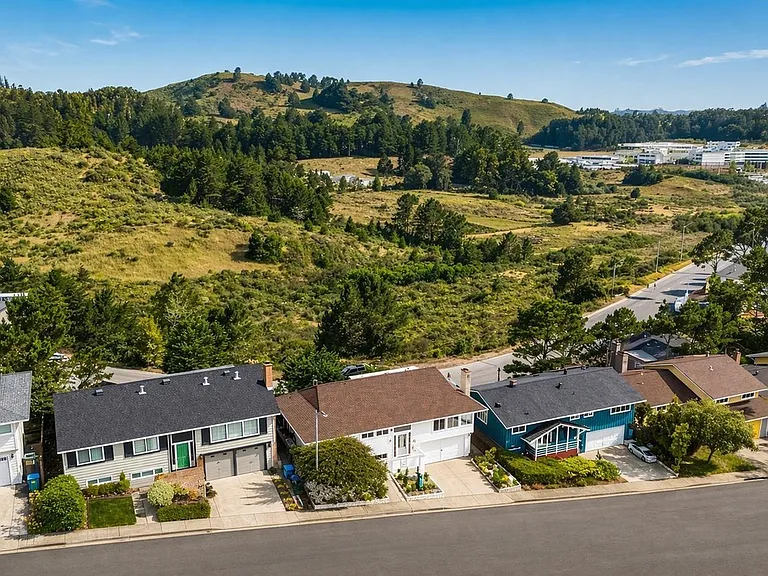 225 Merced Dr — Photo 1
