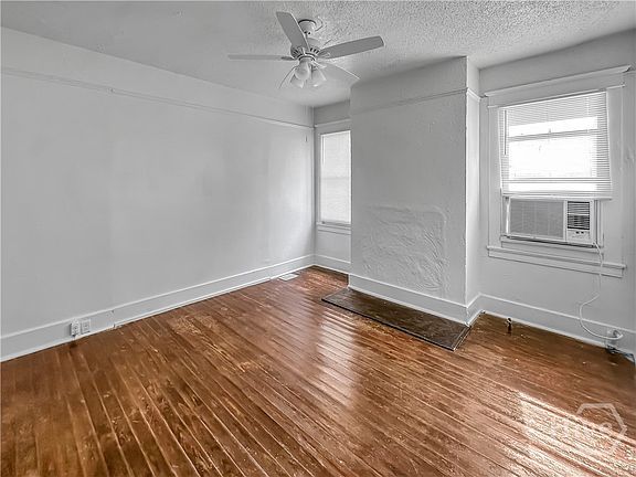 4th image of 1022 W 46th St