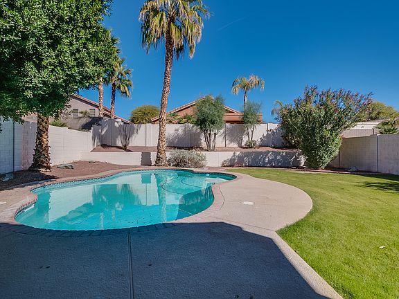 2nd image of 1026 E Hiddenview Dr