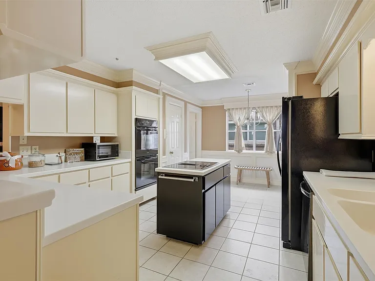 321 Champions Colony St #III — Photo 7