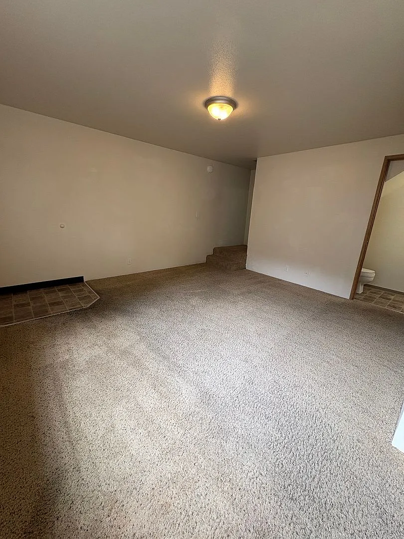 2050 Campus Dr — Photo 3
