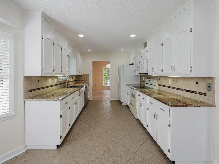 1828 Jacobs Ln — Photo 10