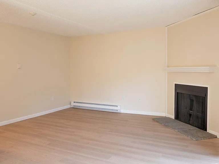 Willow Creek Apartments — Photo 40