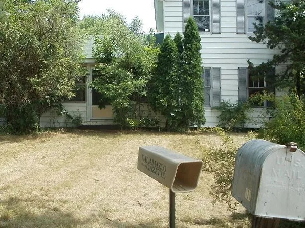 121 Locust St, Plainwell, MI 49080