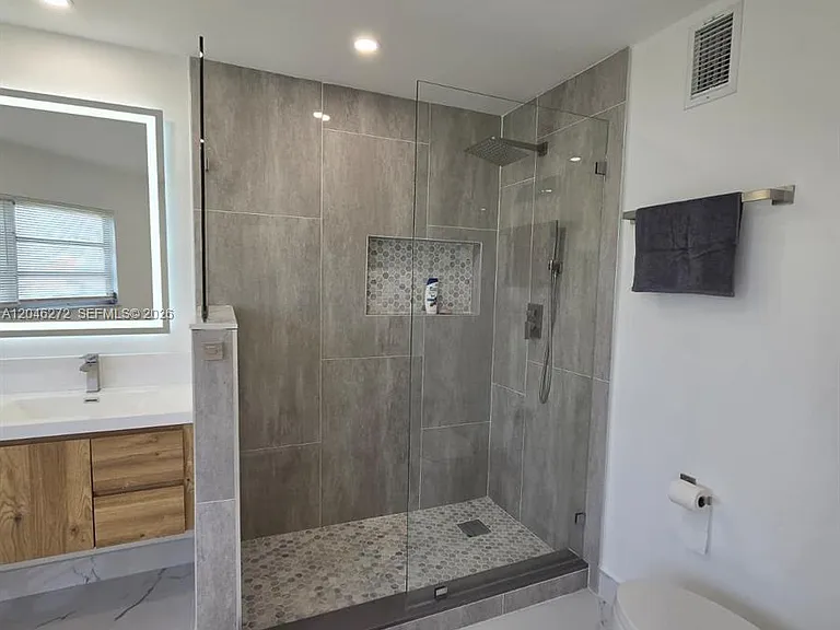 305 SE Airoso Blvd — Photo 46