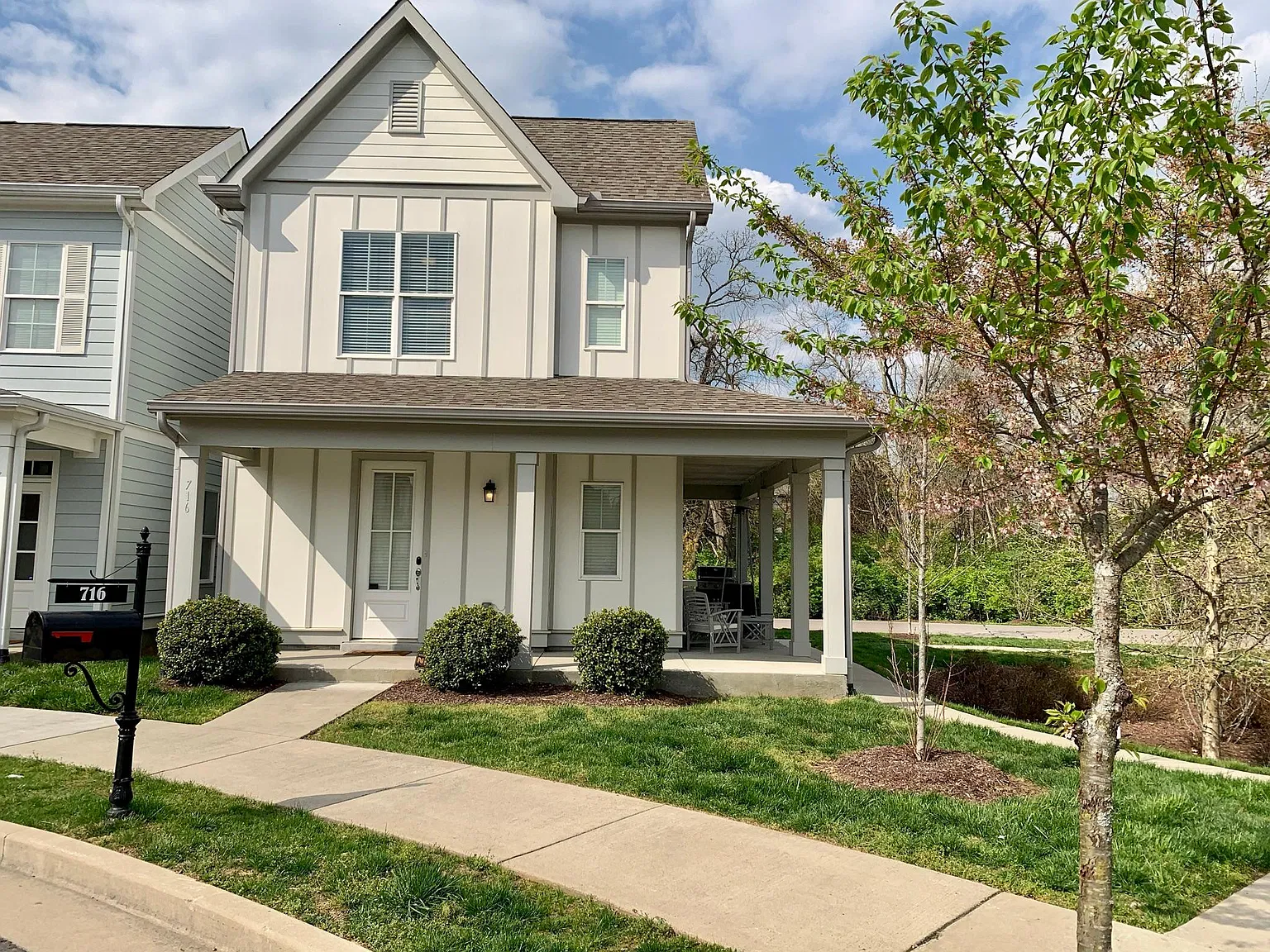 716 Cottage Park Dr — Photo 2