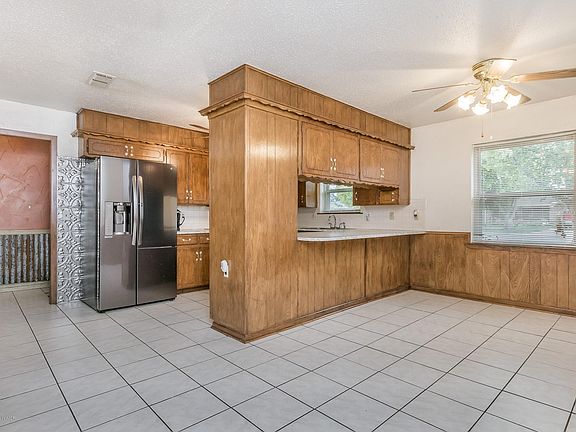 5th image of 305 Bennett Dr