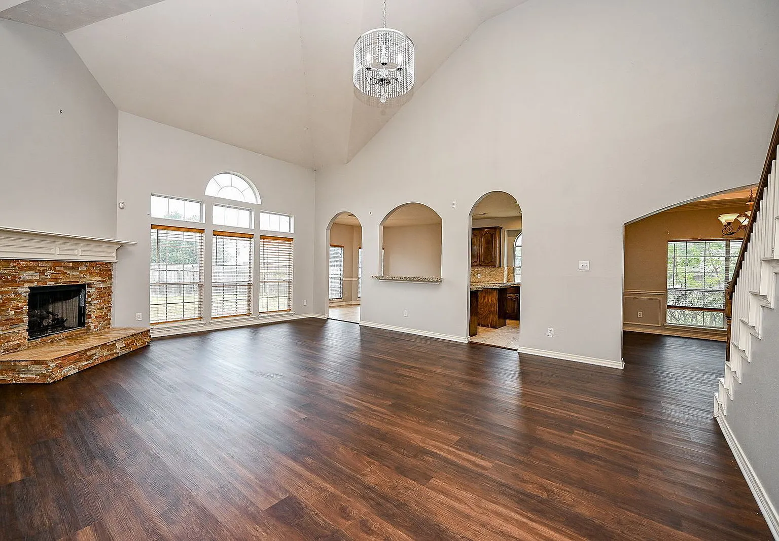 5 bed, 3.5 bath, 3796 sqft, $2,700 — Photo 3
