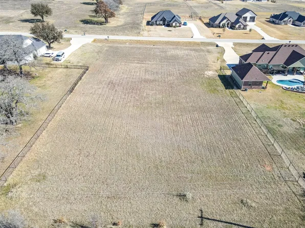 209 Maverick Ct, Granbury, TX 76049