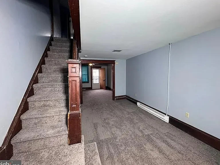 325 New Castle St — Photo 2