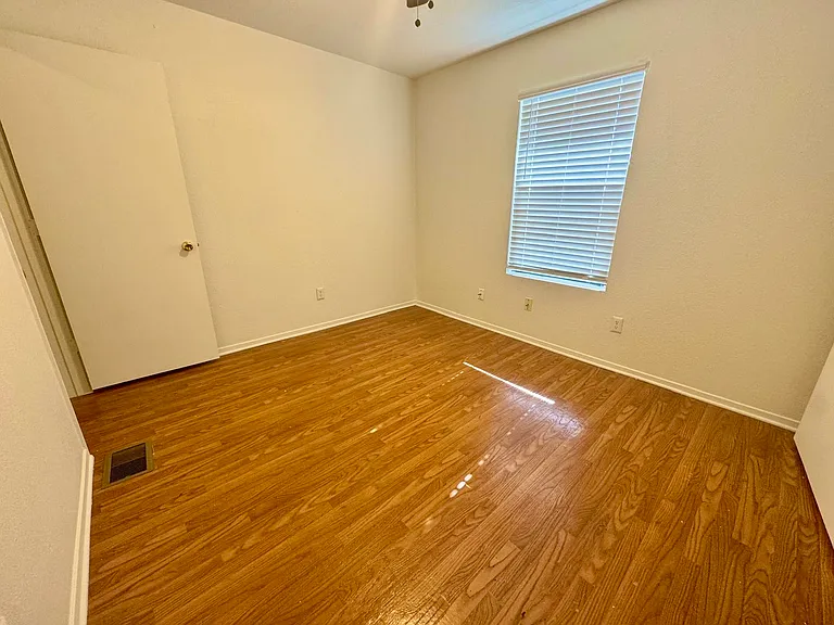 1112 Leslie Cir — Photo 9