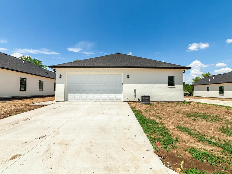 200 W Green Meadows Rd — Photo 9