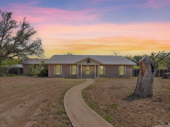 1312 Acorn, Hondo, TX 78861