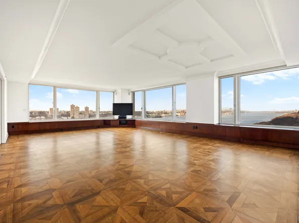 240 Riverside Boulevard image 1 of 18