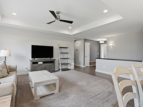 5th image of 2249 Bluegrass St