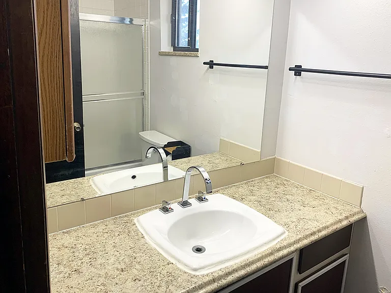 Bathroom 1 (Full, Upstairs)