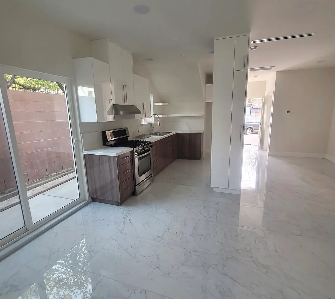 1615 Winona Blvd — Photo 1