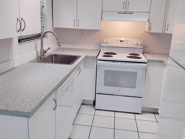125 SW 19th Ave #UTIL INCLUDED — Photo 8
