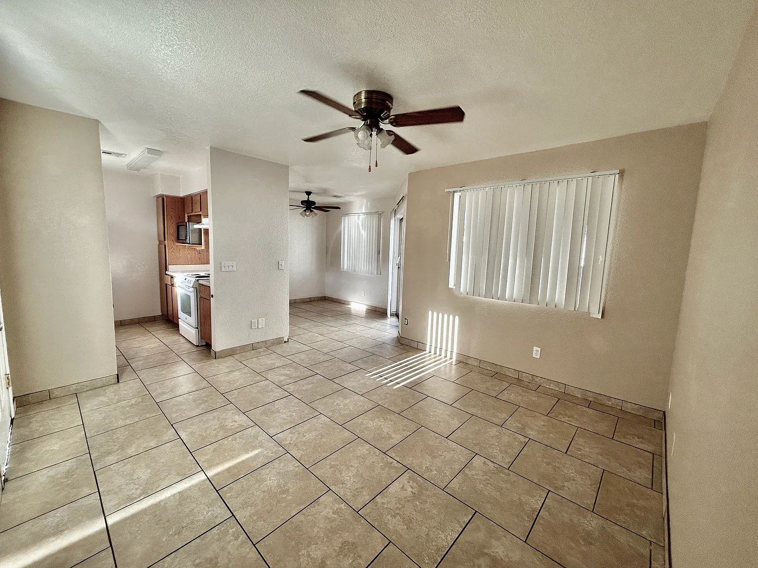 444 W Ivyglen St — Photo 4
