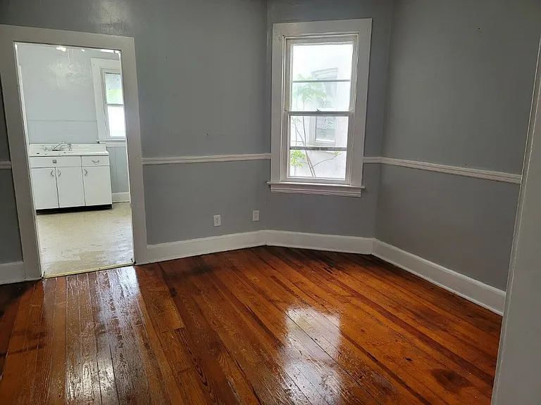742 W King St — Photo 5
