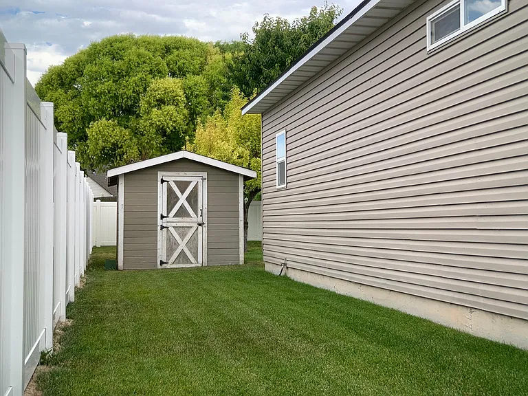 1504 Anny Dr E — Photo 14