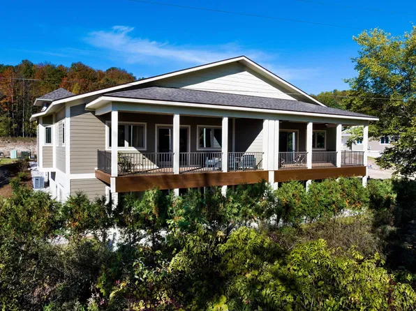 758 Waypoint Cir, Suttons Bay, MI 49682