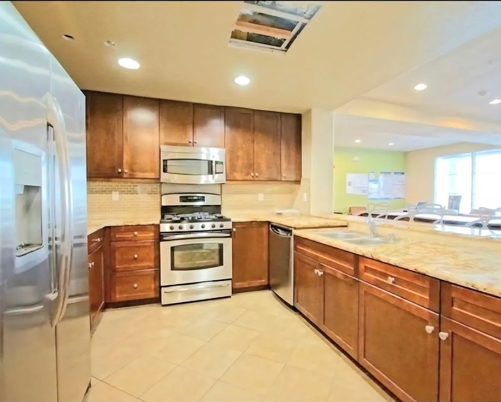 3 bed, 1290 sqft, $3,200 — Photo 3