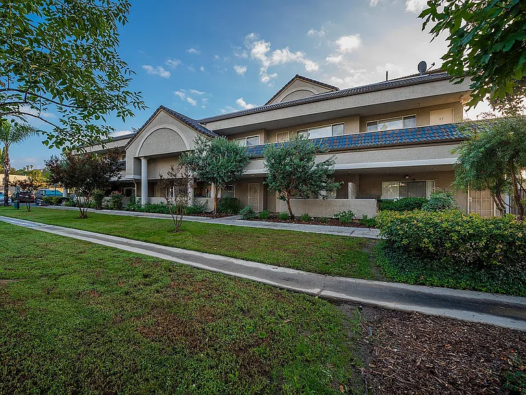 Chateau Spring Gardens Apartments — Photo 33