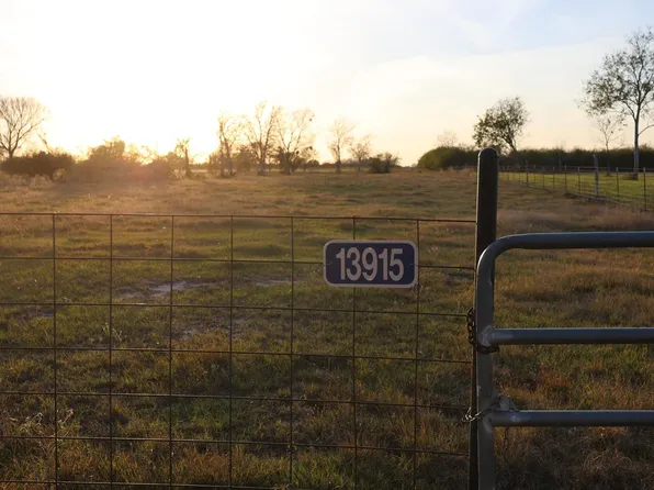13915 Schmidt Rd, Hempstead, TX 77445