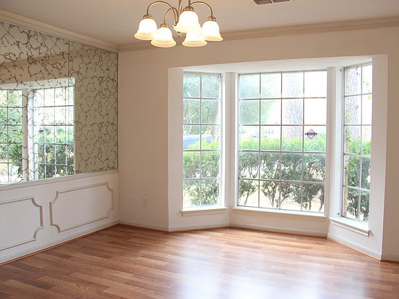 Light & bright Dining Room.
