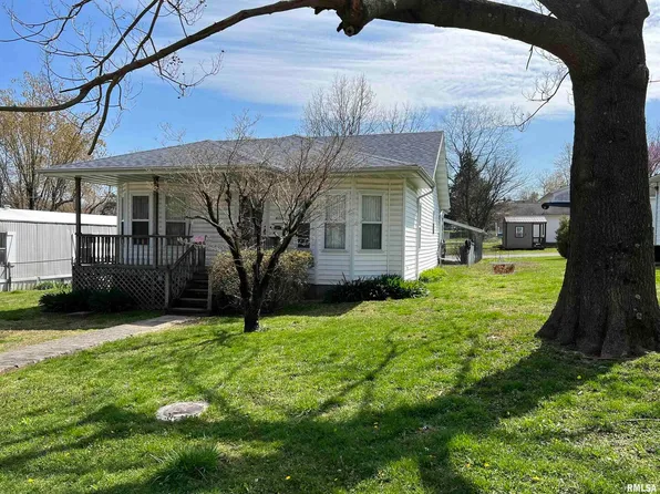 402 Sycamore St, Anna, IL 62906