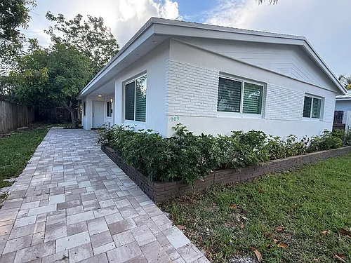 909 NE 10th Ave Photo 1