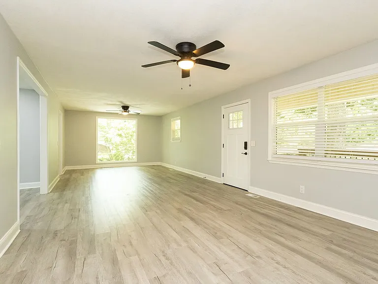 405 Dempsey Ln — Photo 3
